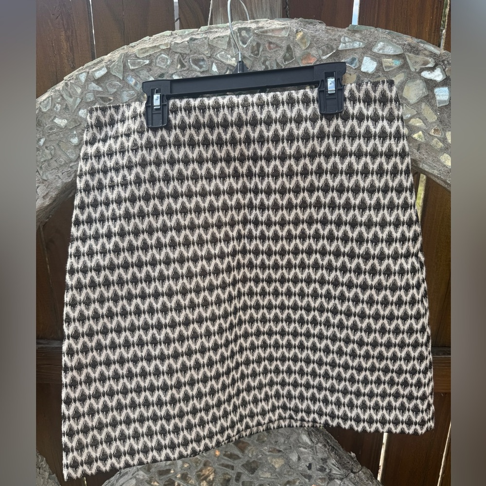 LOFT Black and White Patterned Skirt with Gold Accent. Size 8